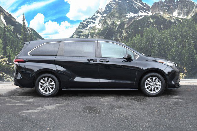 Certified 2022 Toyota Sienna LE image 2