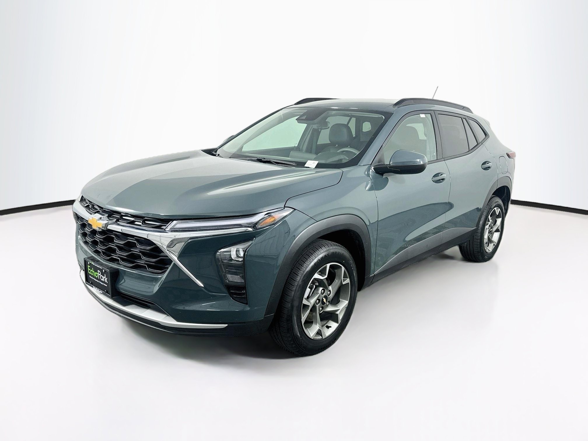 Used 2025 Chevrolet Trax LT FWD image 3
