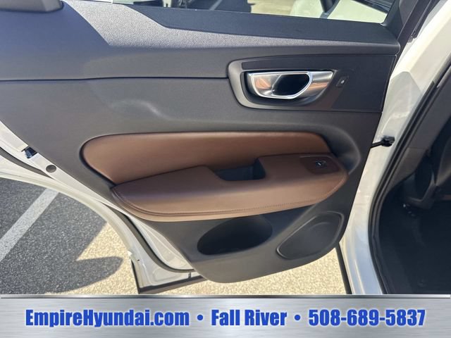 Used 2023 Volvo XC60 B5 Plus AWD/4WD image 17