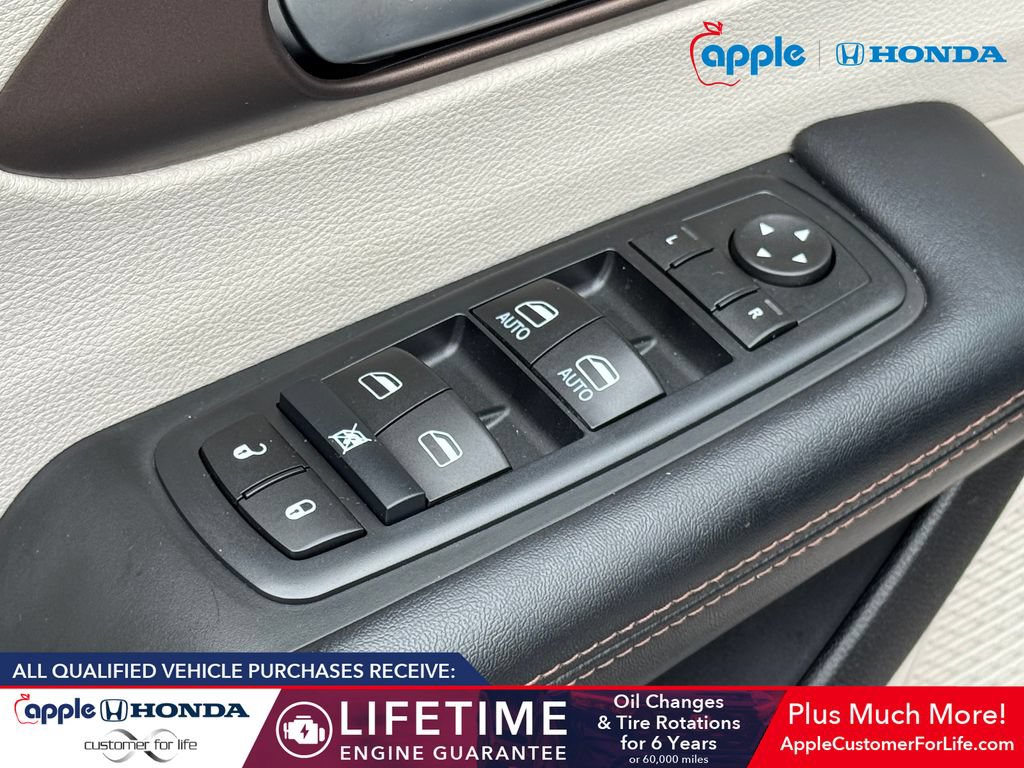 Used 2017 Chrysler Pacifica Touring FWD image 9