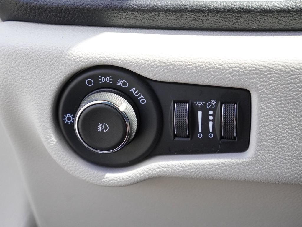 Used 2024 Chrysler Pacifica Limited FWD image 13