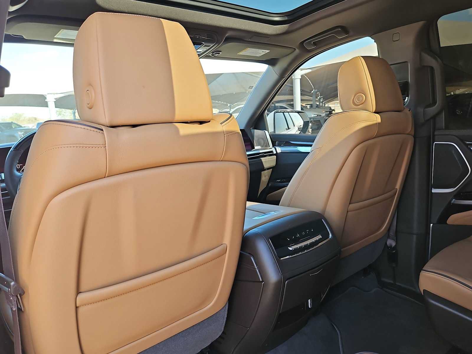 Used 2025 Cadillac Escalade Premium Luxury AWD/4WD image 16