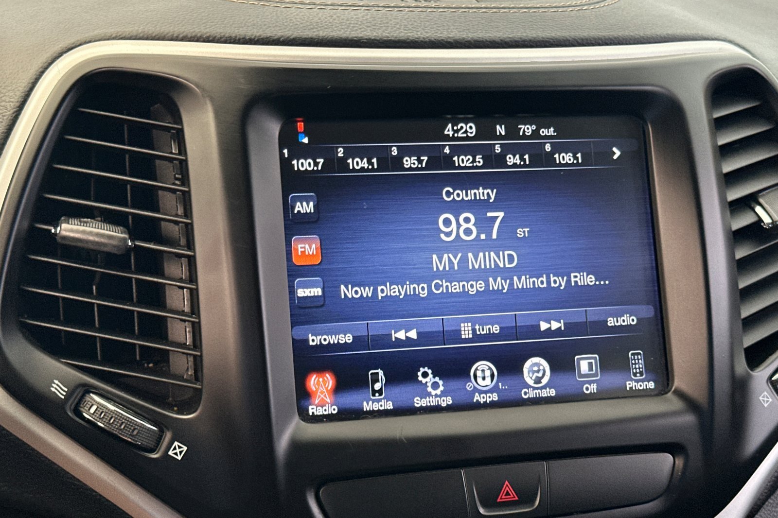 Used 2018 Jeep Cherokee Latitude Plus AWD/4WD image 19