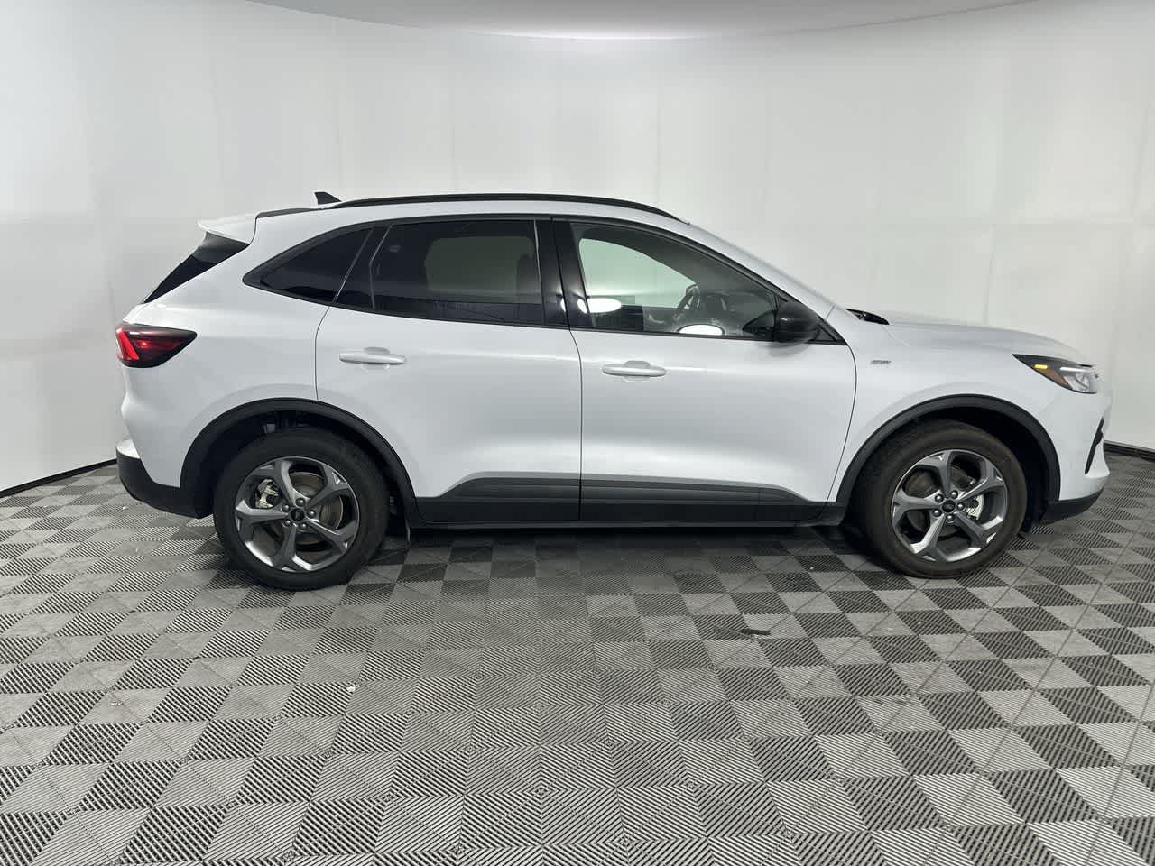 Used 2025 Ford Escape ST-Line FWD image 2