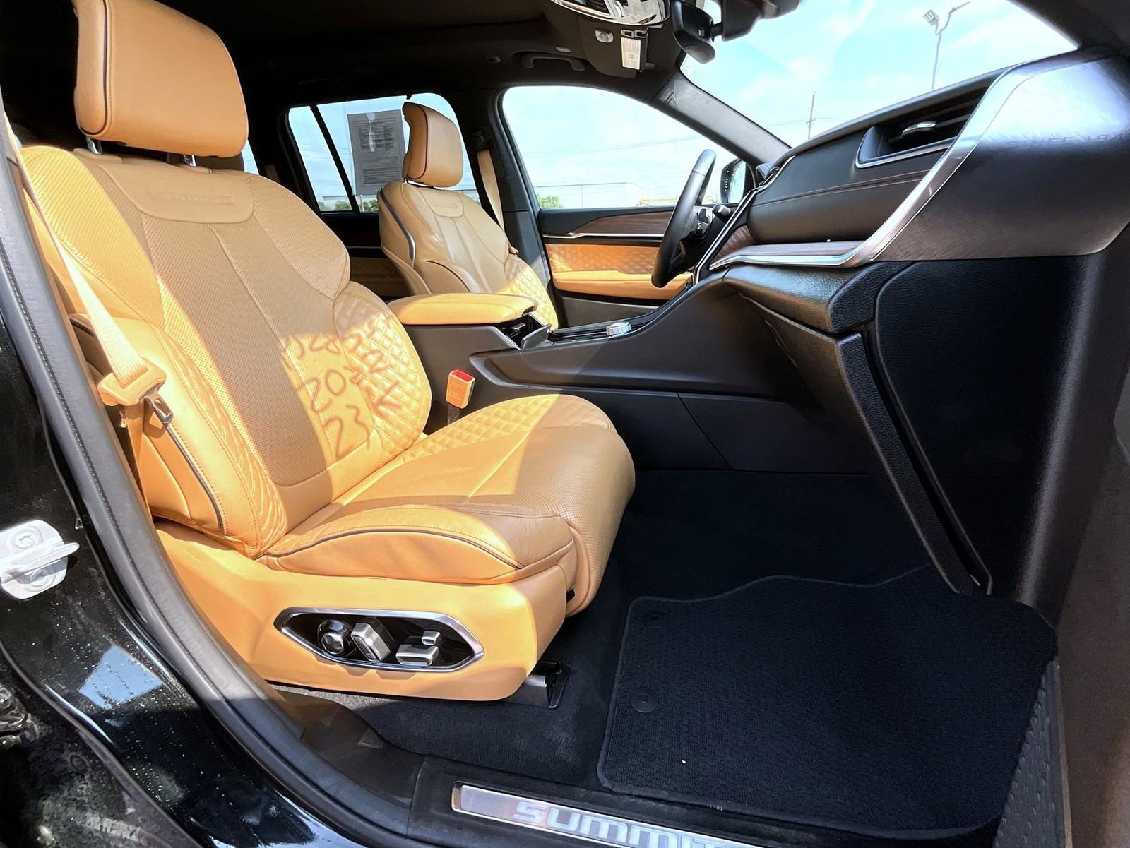 Used 2022 Jeep Grand Cherokee Summit w/ Luxury Tech Group V image 15