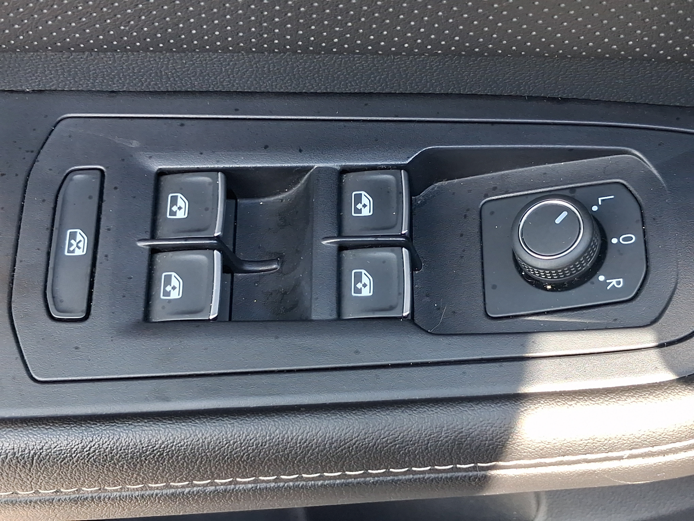 Used 2025 Volkswagen Atlas SE AWD/4WD image 12