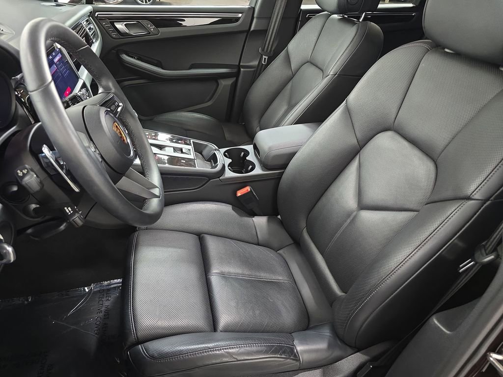 Certified 2025 Porsche Macan image 5