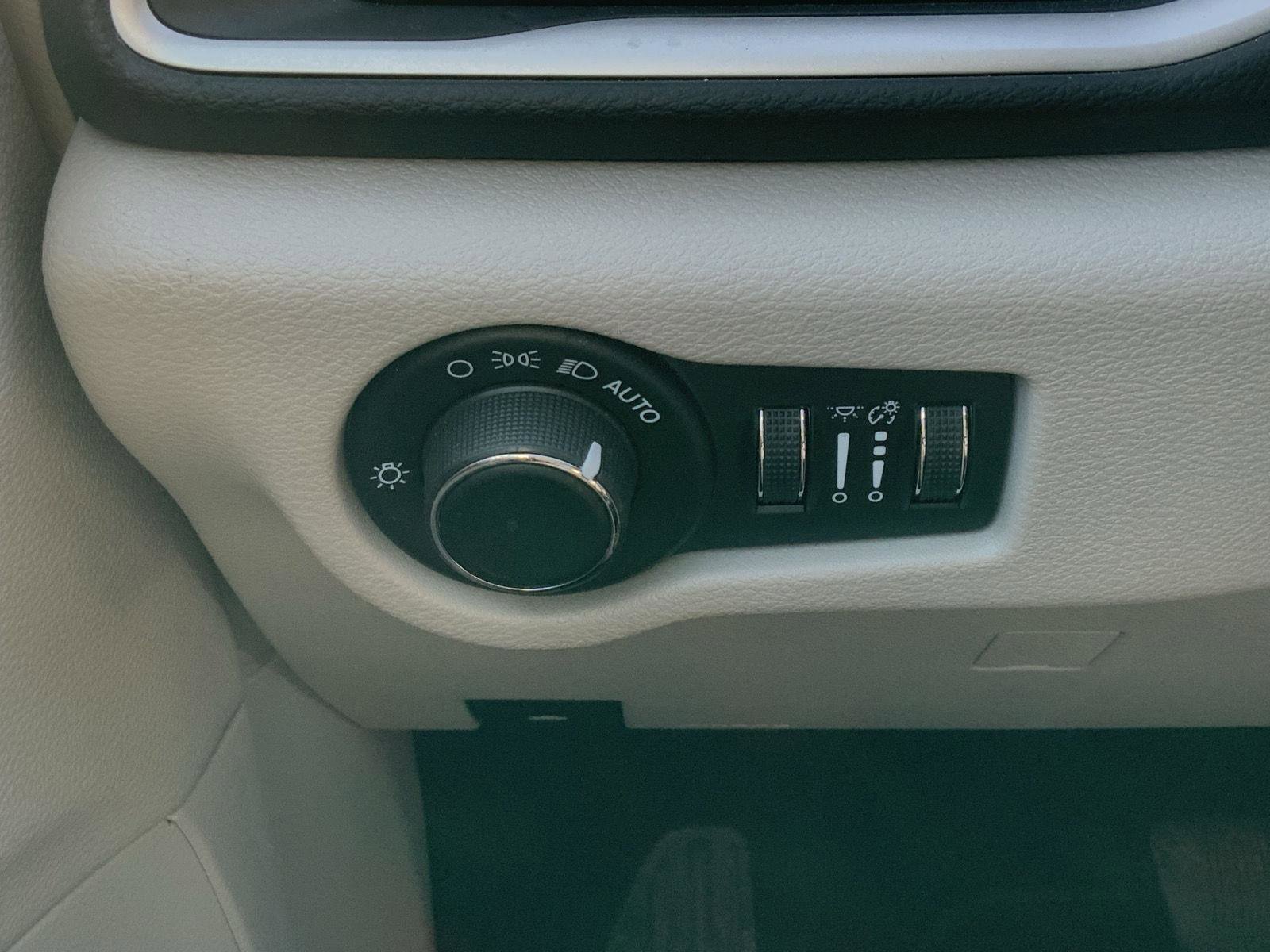 Used 2023 Chrysler Voyager LX FWD image 32