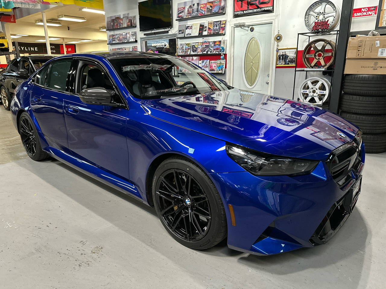 Used 2025 BMW M5 w/ Carbon Package image 3