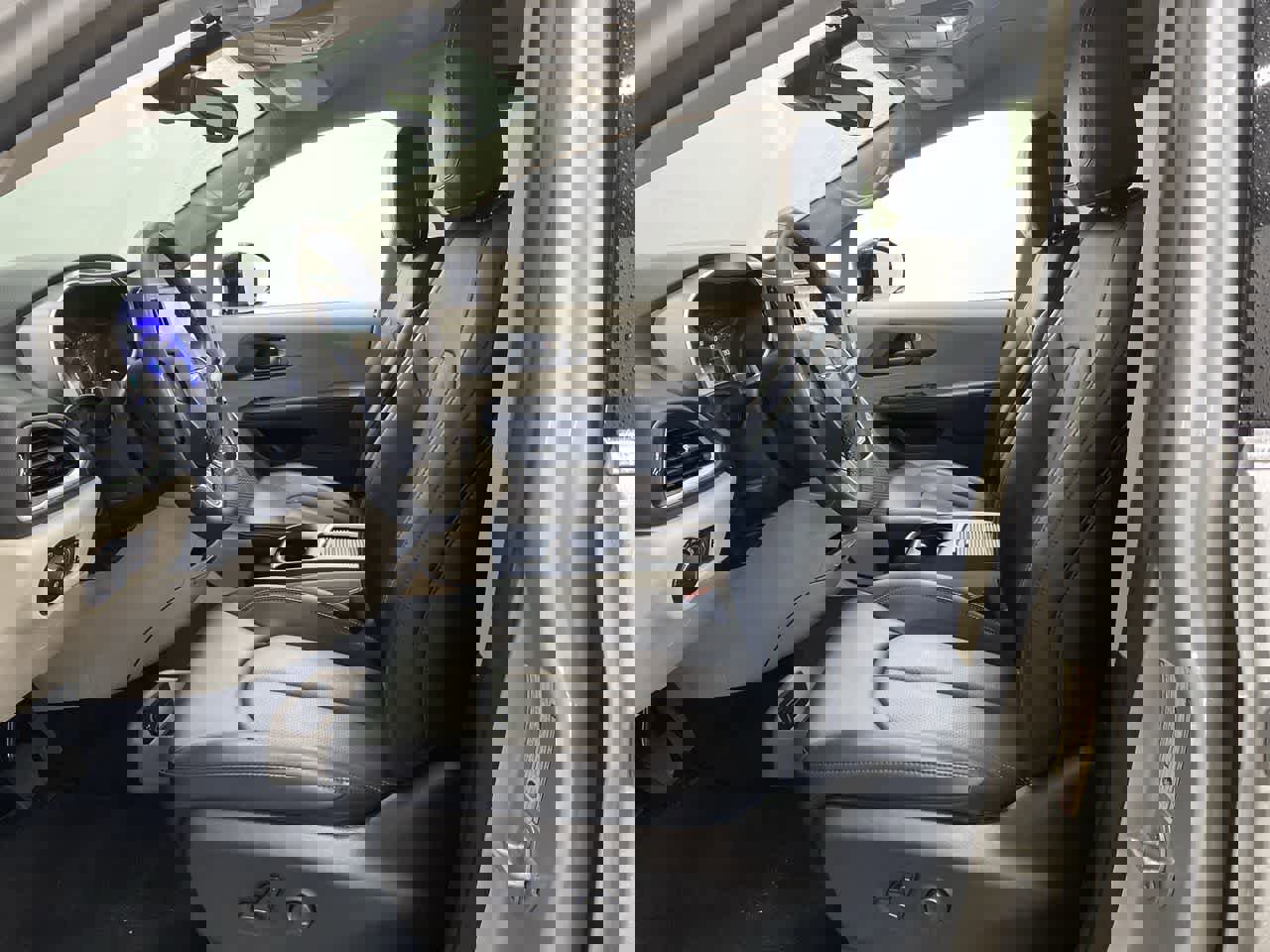 Used 2024 Chrysler Pacifica Touring-L image 12