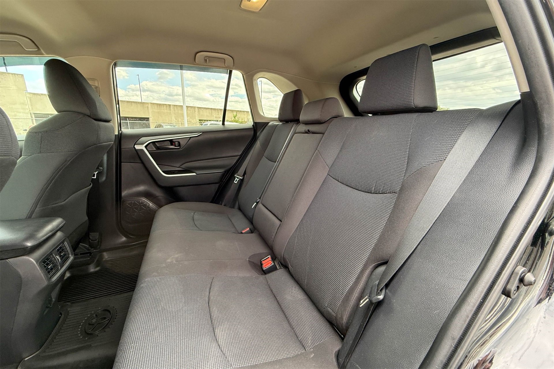 Used 2022 Toyota RAV4 LE image 13