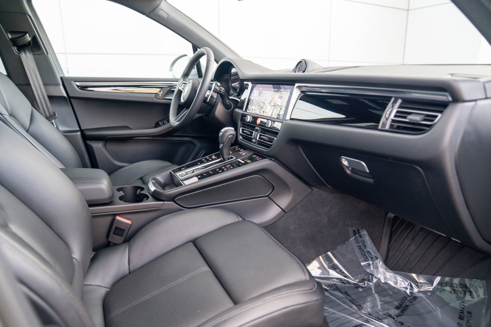 Certified 2025 Porsche Macan image 25