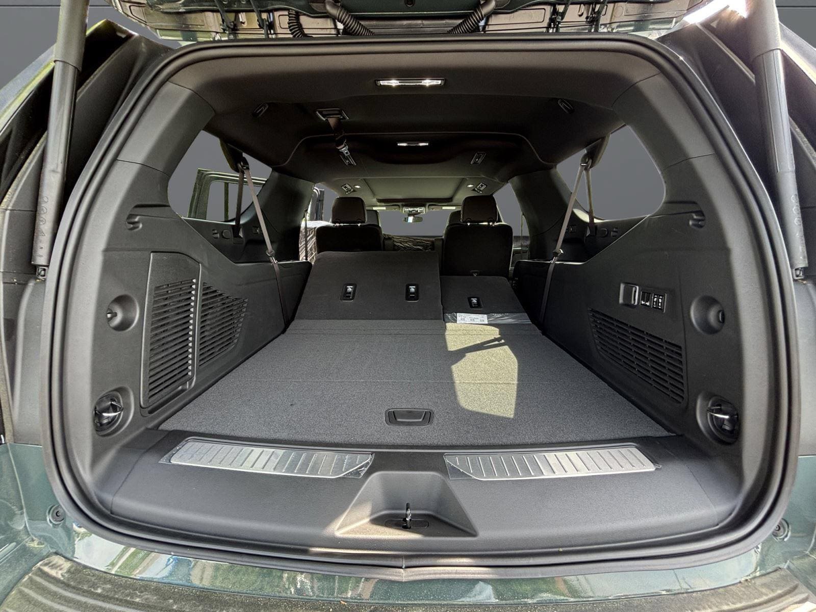 New 2026 Chevrolet Suburban Z71 w/ Comfort Package AWD/4WD image 19
