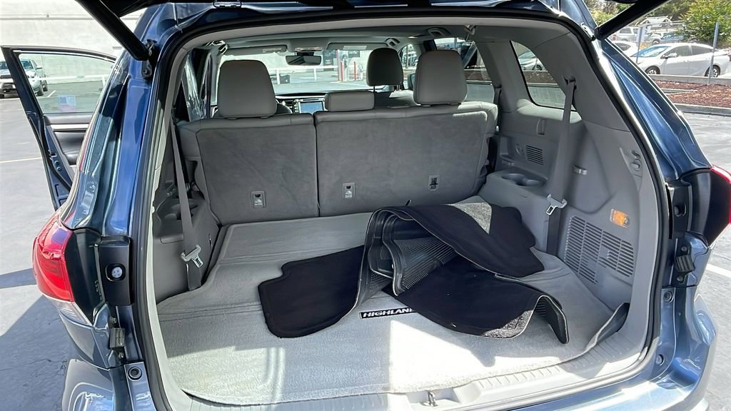 Used 2019 Toyota Highlander XLE w/ Carpet Mat Package (TMS) FWD image 32