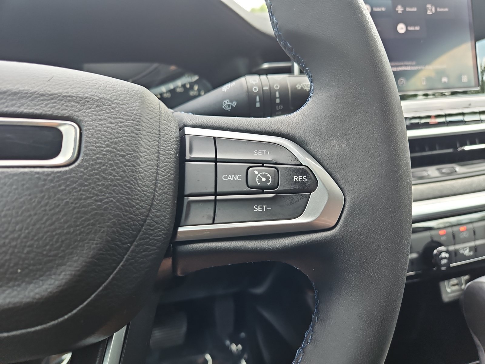 Used 2022 Jeep Compass Latitude AWD/4WD image 23