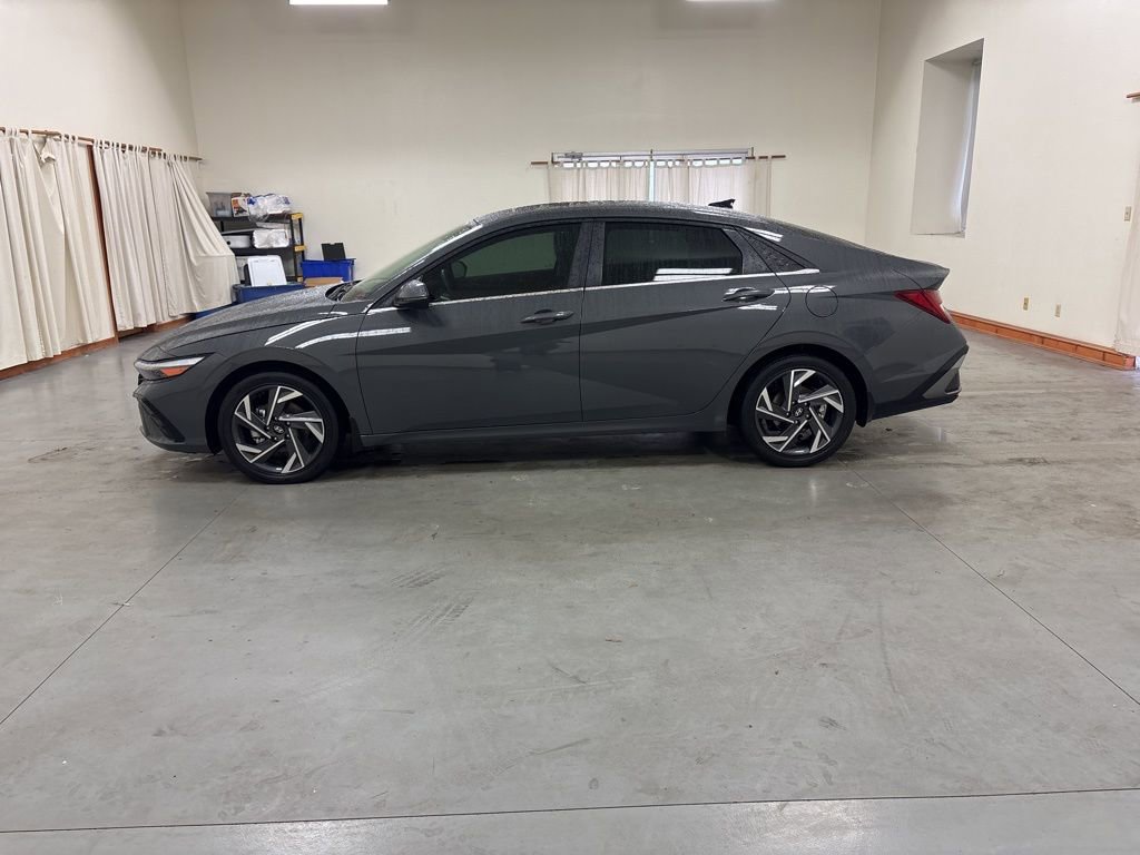 Used 2025 Hyundai Elantra Limited image 5