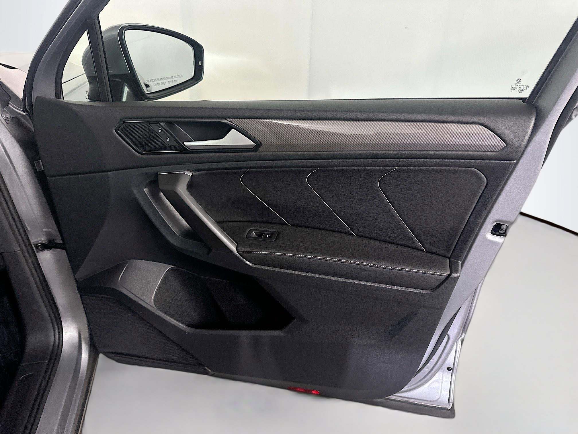 Used 2022 Volkswagen Tiguan SE image 32