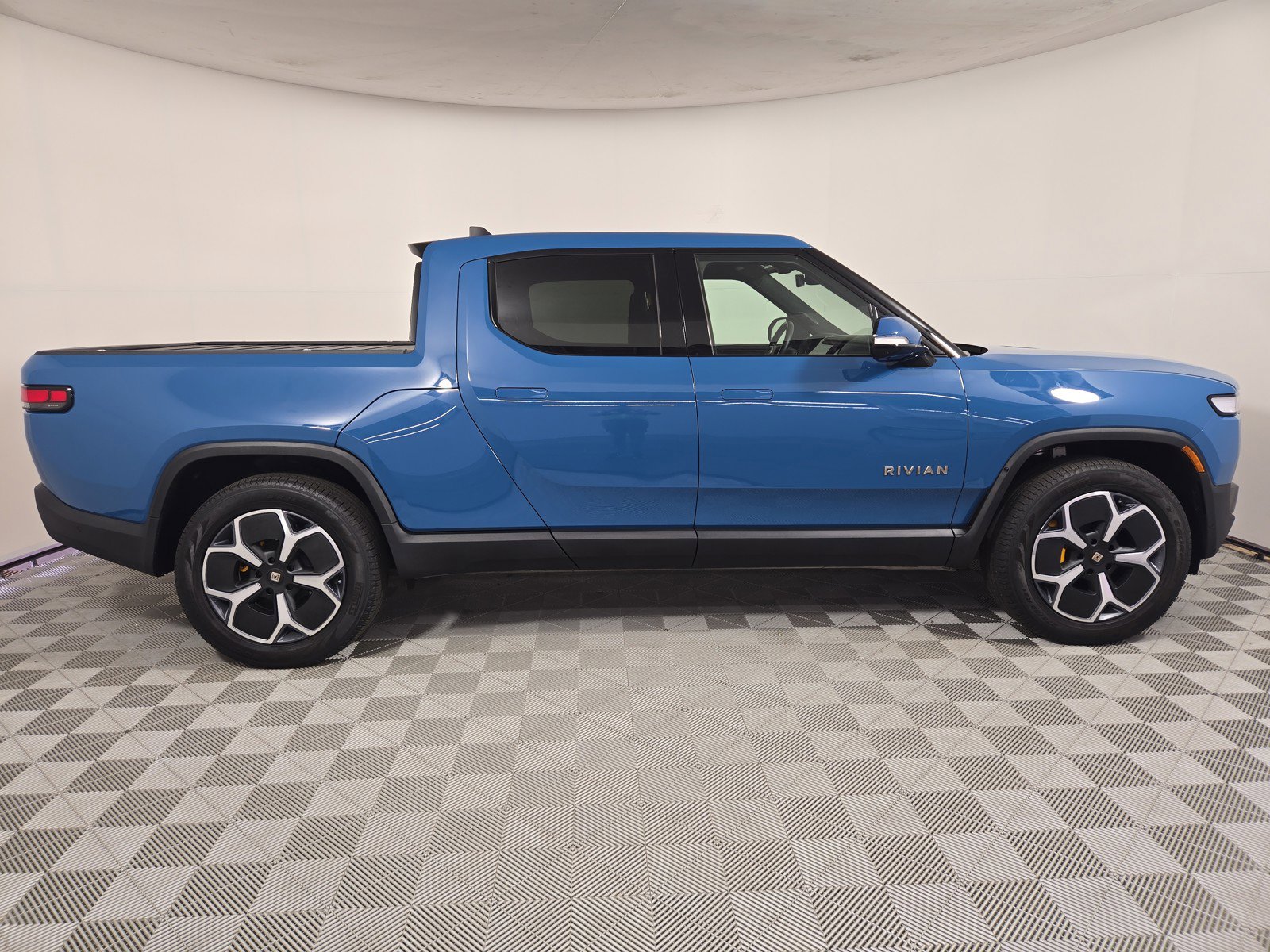 Used 2022 Rivian R1T Adventure image 6