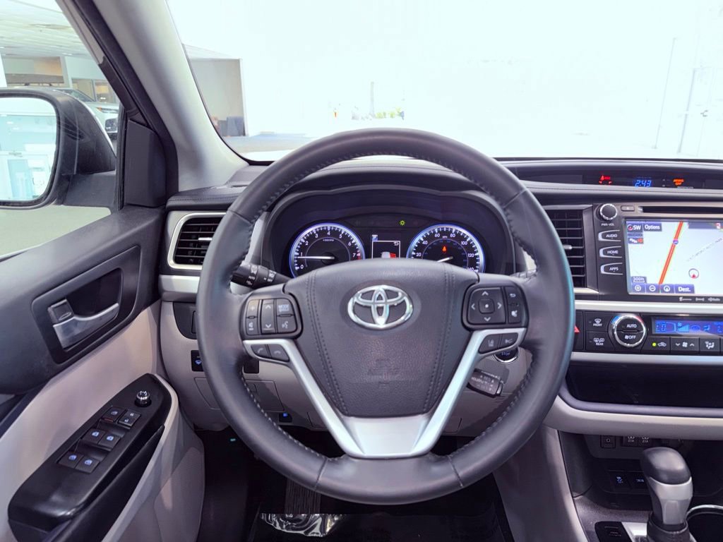 Used 2018 Toyota Highlander XLE AWD/4WD image 19