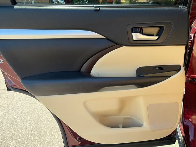 Used 2017 Toyota Highlander XLE AWD/4WD image 16