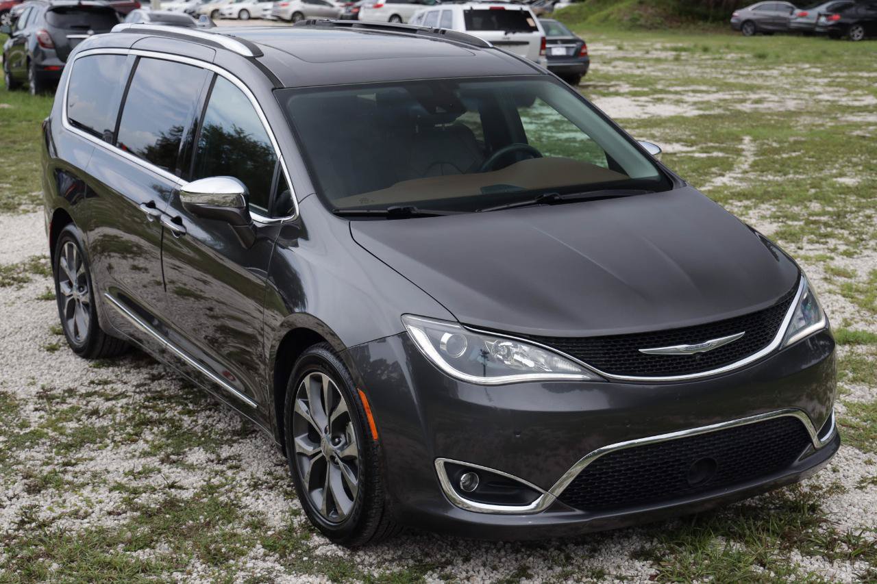 Used 2017 Chrysler Pacifica Limited w/ Advanced Safetytec Group FWD image 16