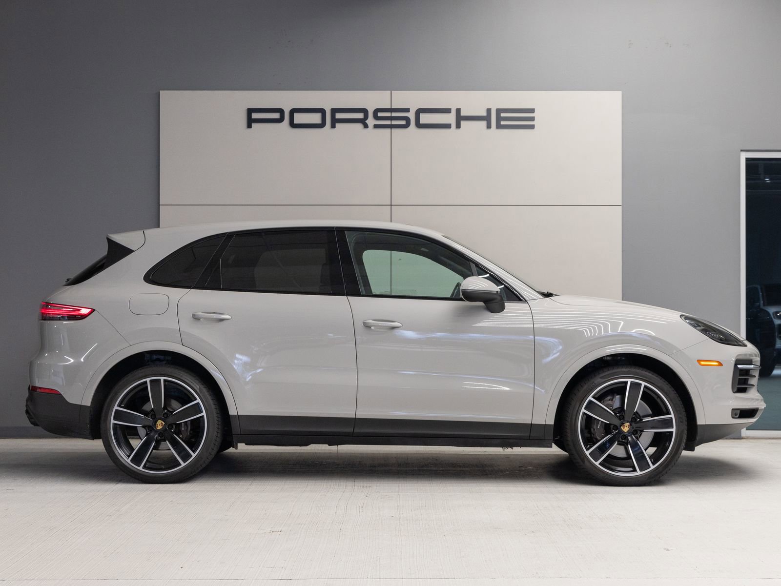 Certified 2023 Porsche Cayenne Platinum Edition image 8