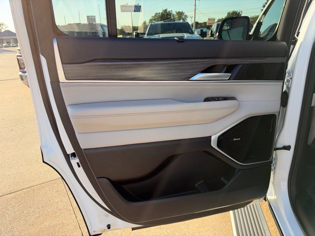 Used 2024 Jeep Wagoneer Series III w/ Premium Group I AWD/4WD image 19