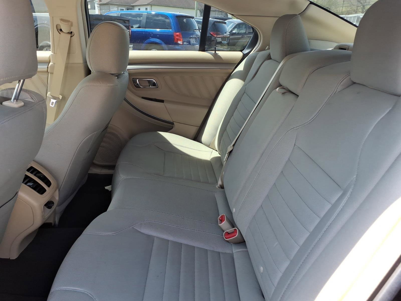 Used 2018 Ford Taurus SE FWD image 6