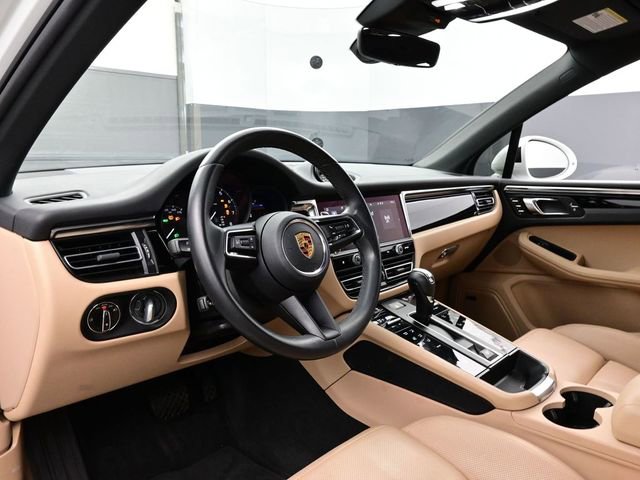 Certified 2023 Porsche Macan image 4