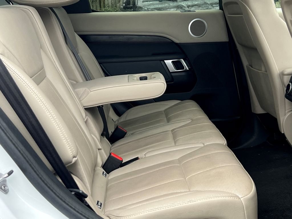 Used 2019 Land Rover Discovery HSE image 17