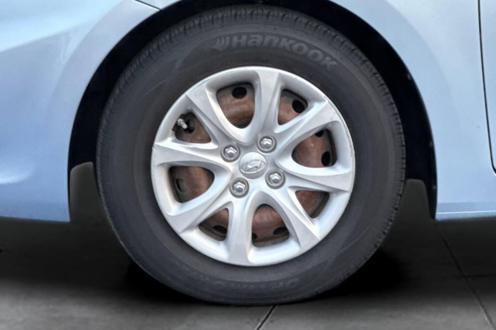 Used 2012 Hyundai Accent GS image 25