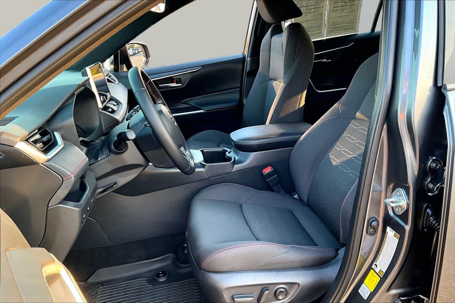 Used 2025 Toyota RAV4 SE w/ Weather & Moonroof Package AWD/4WD image 7