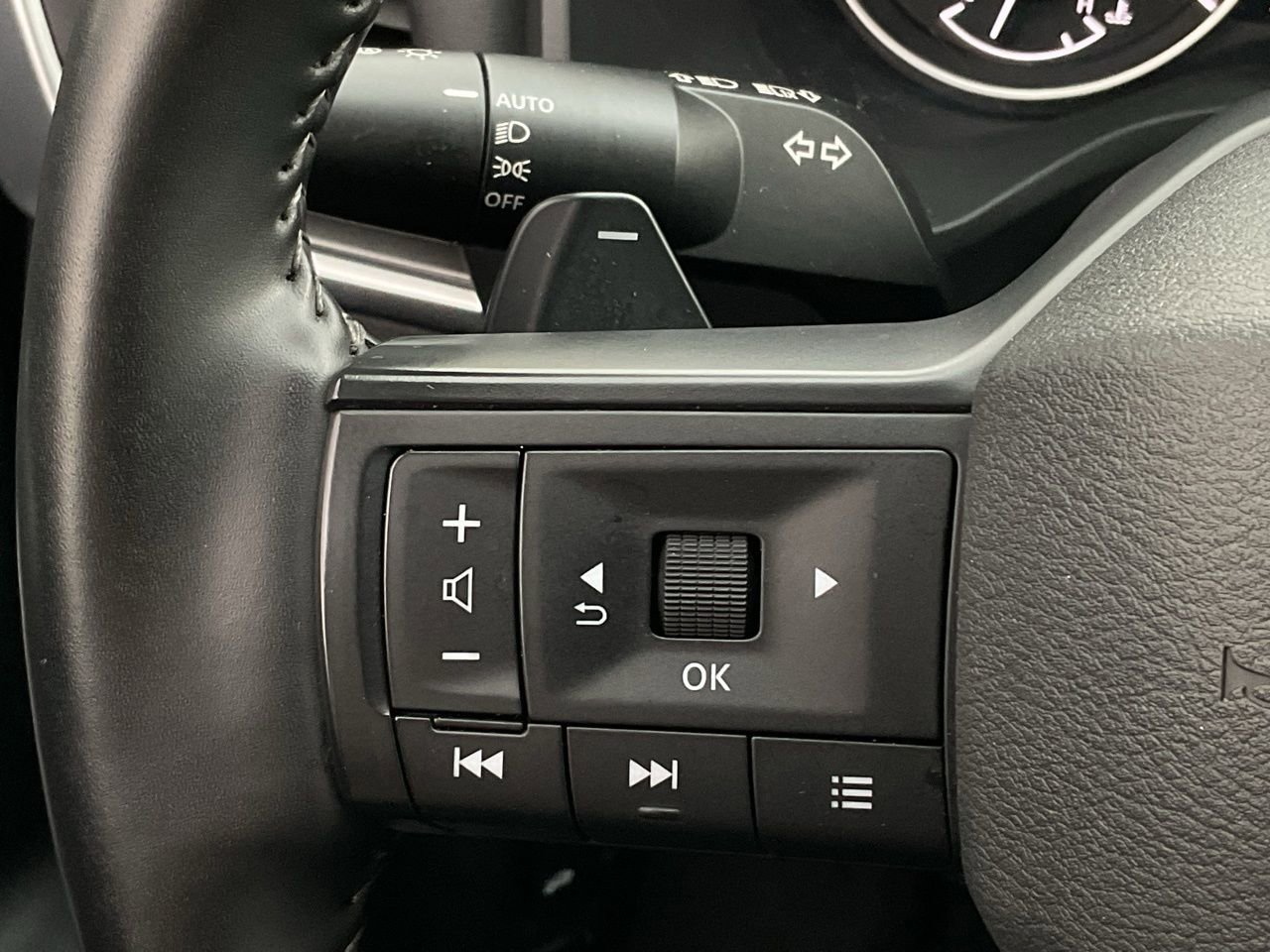 Used 2025 Nissan Rogue SV image 23