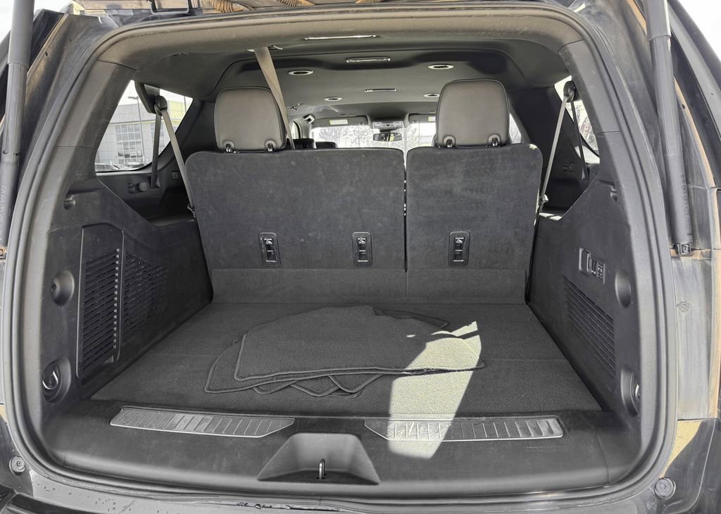 Used 2023 Chevrolet Suburban Premier image 9