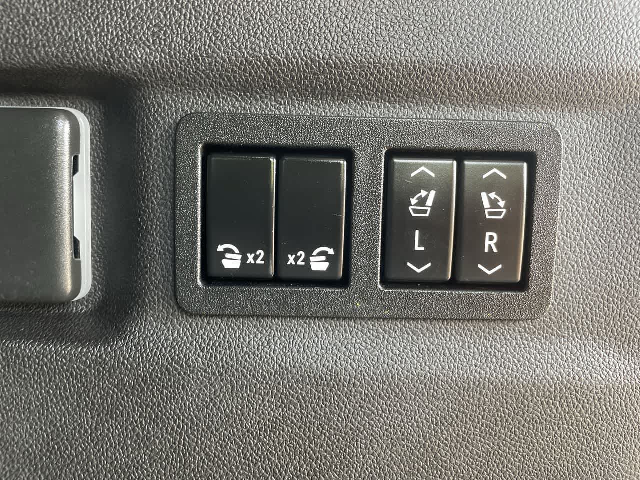 Used 2022 GMC Yukon XL Denali AWD/4WD image 18