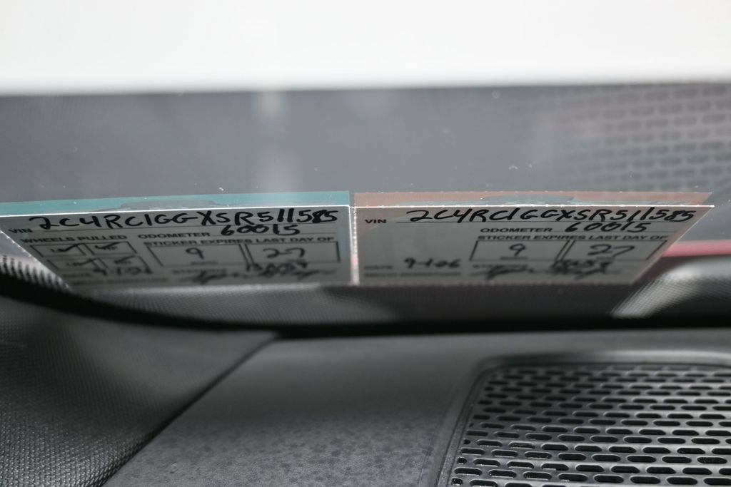 Used 2025 Chrysler Pacifica Limited FWD image 10