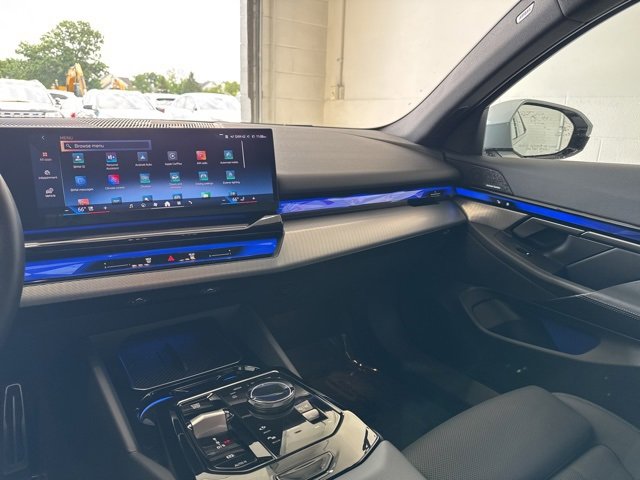 Used 2024 BMW 540i xDrive w/ M Sport Package image 40