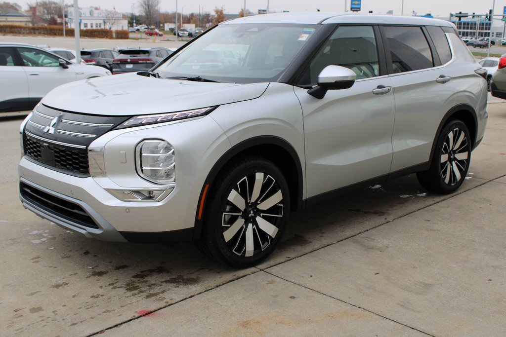 Used 2025 Mitsubishi Outlander SE image 3