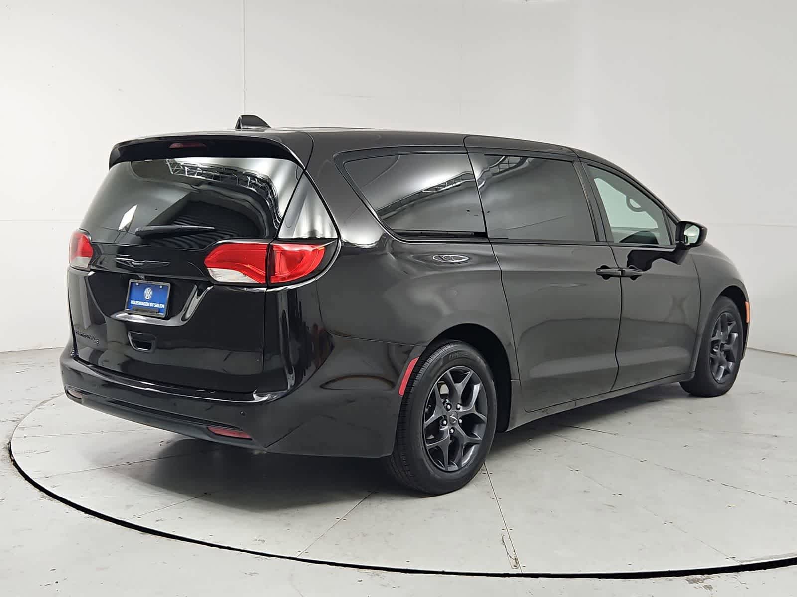 Used 2018 Chrysler Pacifica Touring Plus w/ S Appearance Package FWD image 6