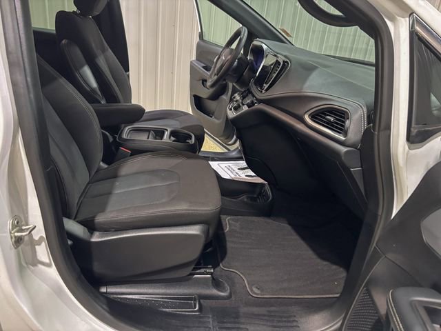 Used 2023 Chrysler Pacifica Touring image 25