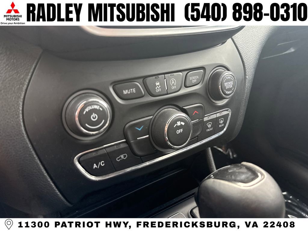 Used 2019 Jeep Cherokee Latitude Plus AWD/4WD image 10