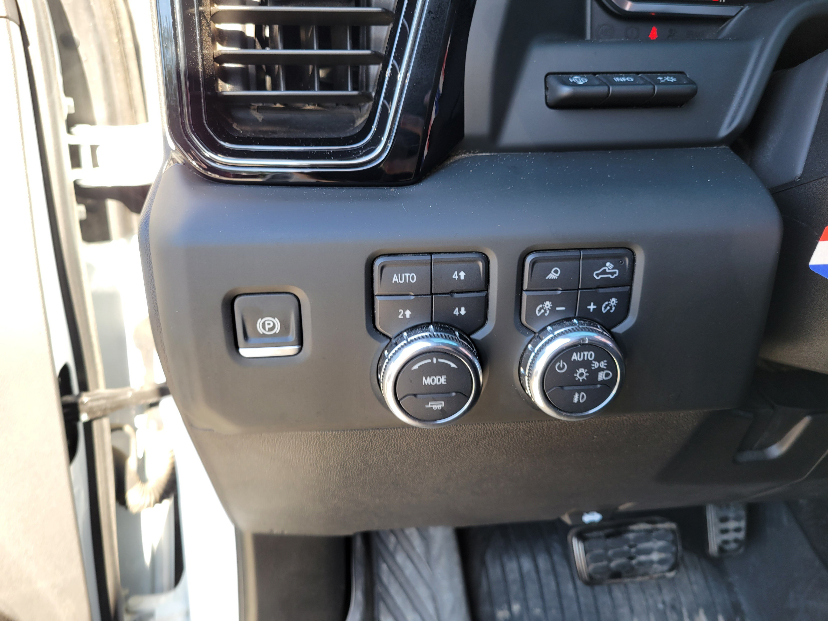 Used 2024 GMC Sierra 3500 AT4 w/ AT4 Premium Plus Package AWD/4WD image 24