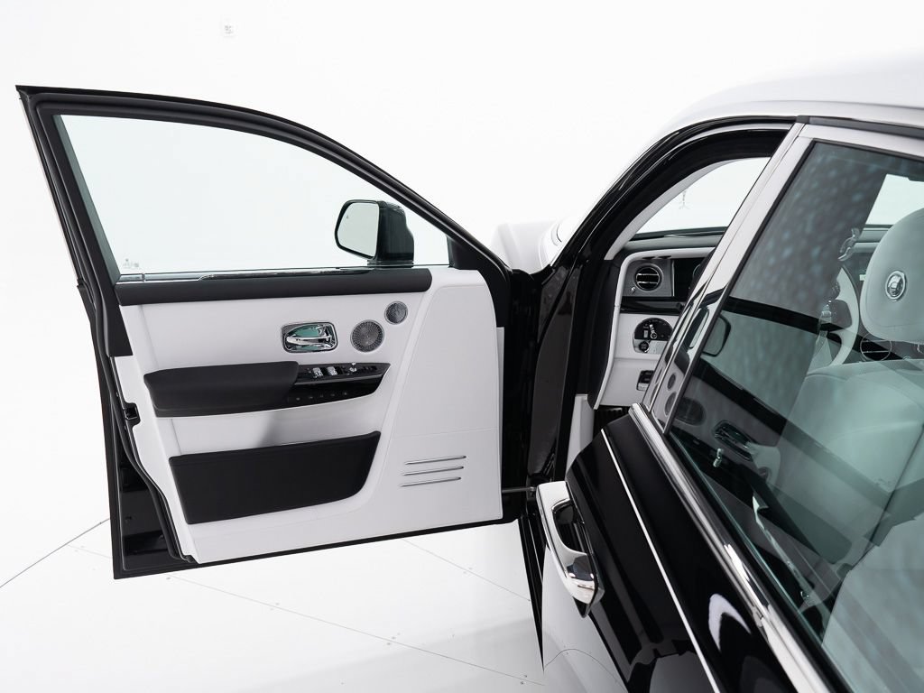 Certified 2026 Rolls-Royce Phantom Sedan w/ Leather Finishing Pack RWD image 11