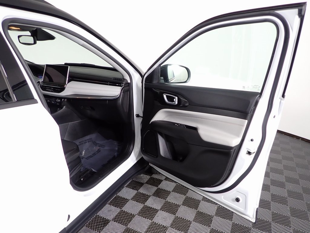 Used 2022 Jeep Compass Limited image 32