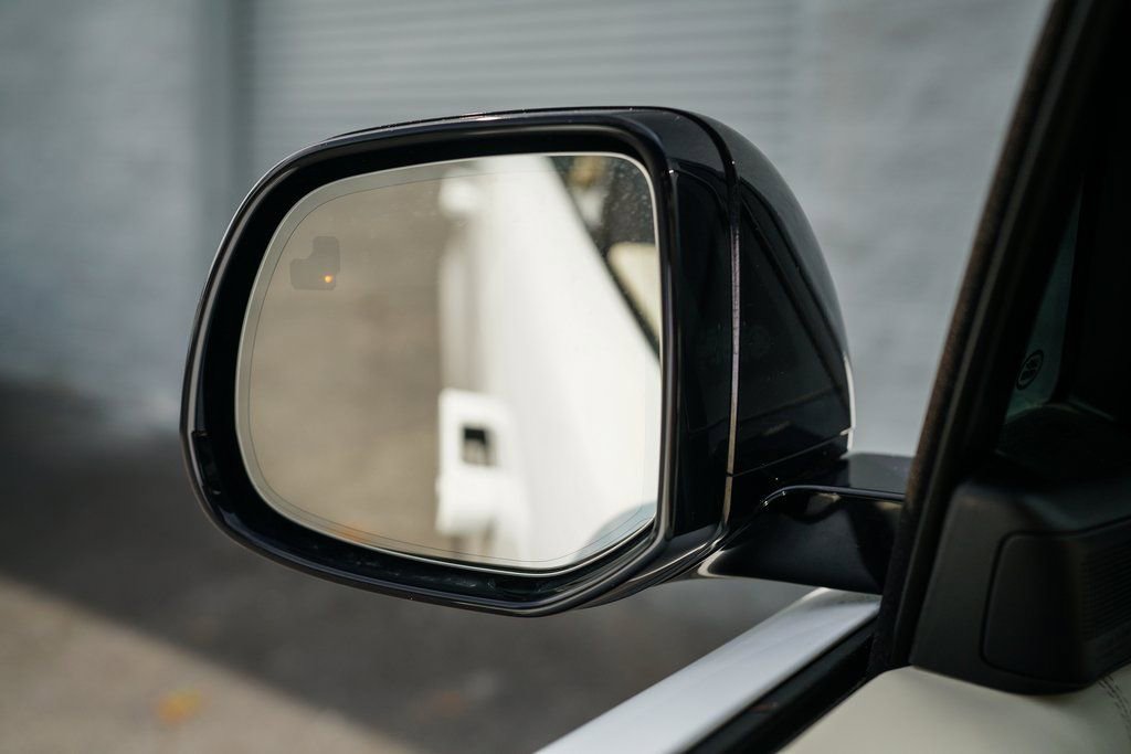 Used 2022 Land Rover Range Rover Long Wheelbase SE image 39