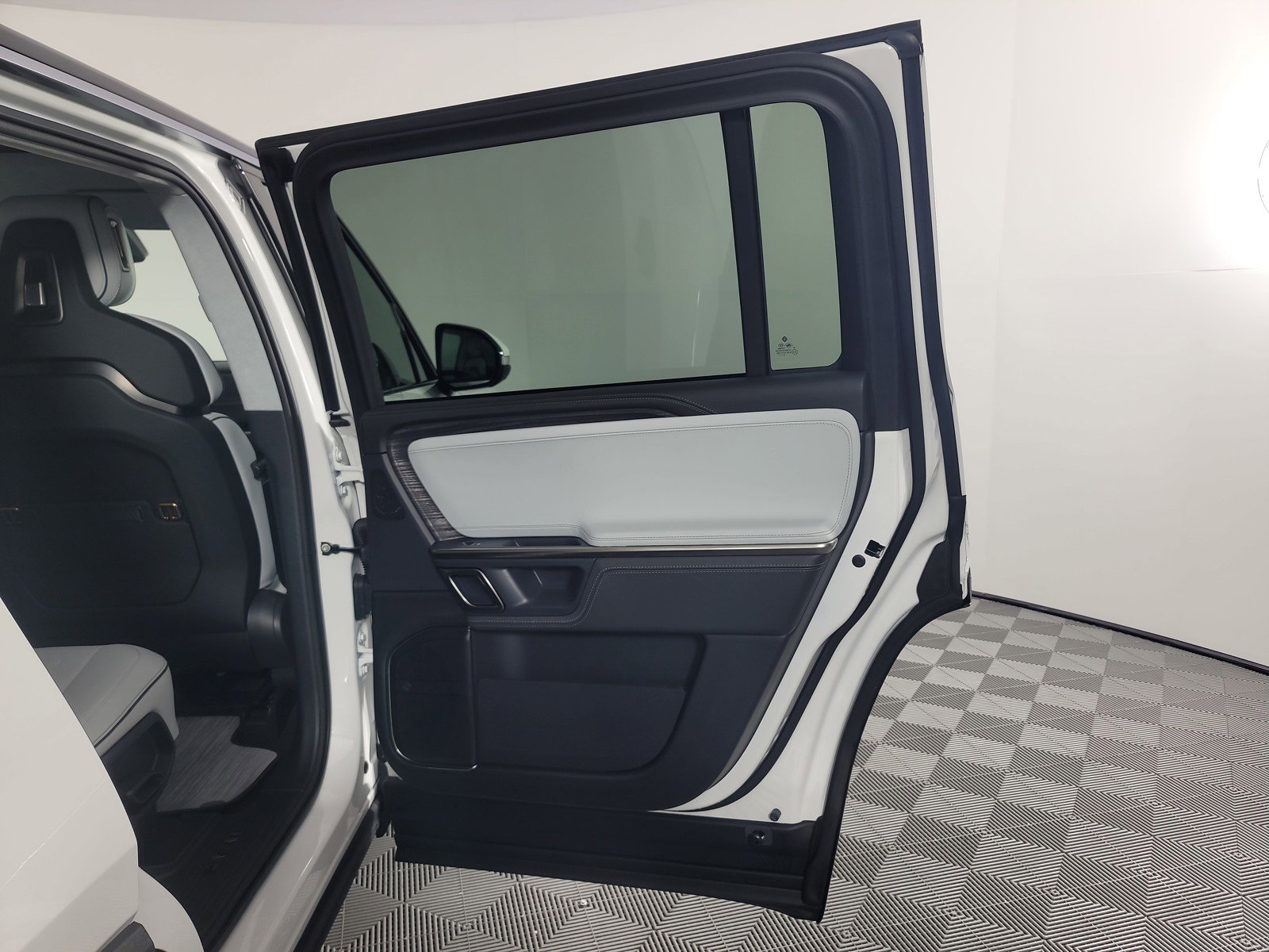 Used 2024 Rivian R1S Adventure AWD/4WD image 19