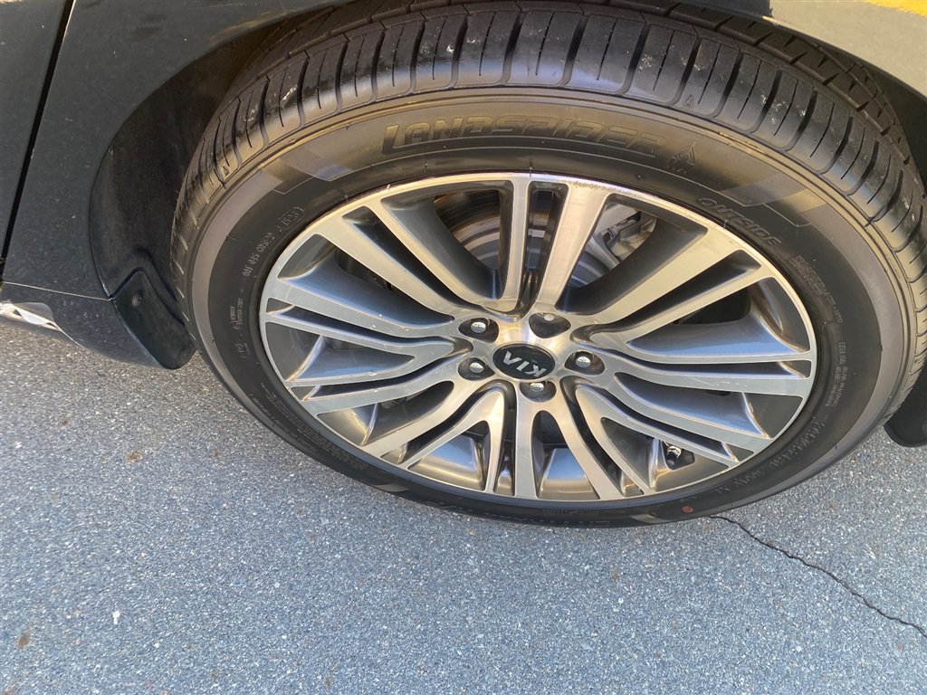 Used 2017 Kia Cadenza Premium w/ Luxury Package FWD image 7