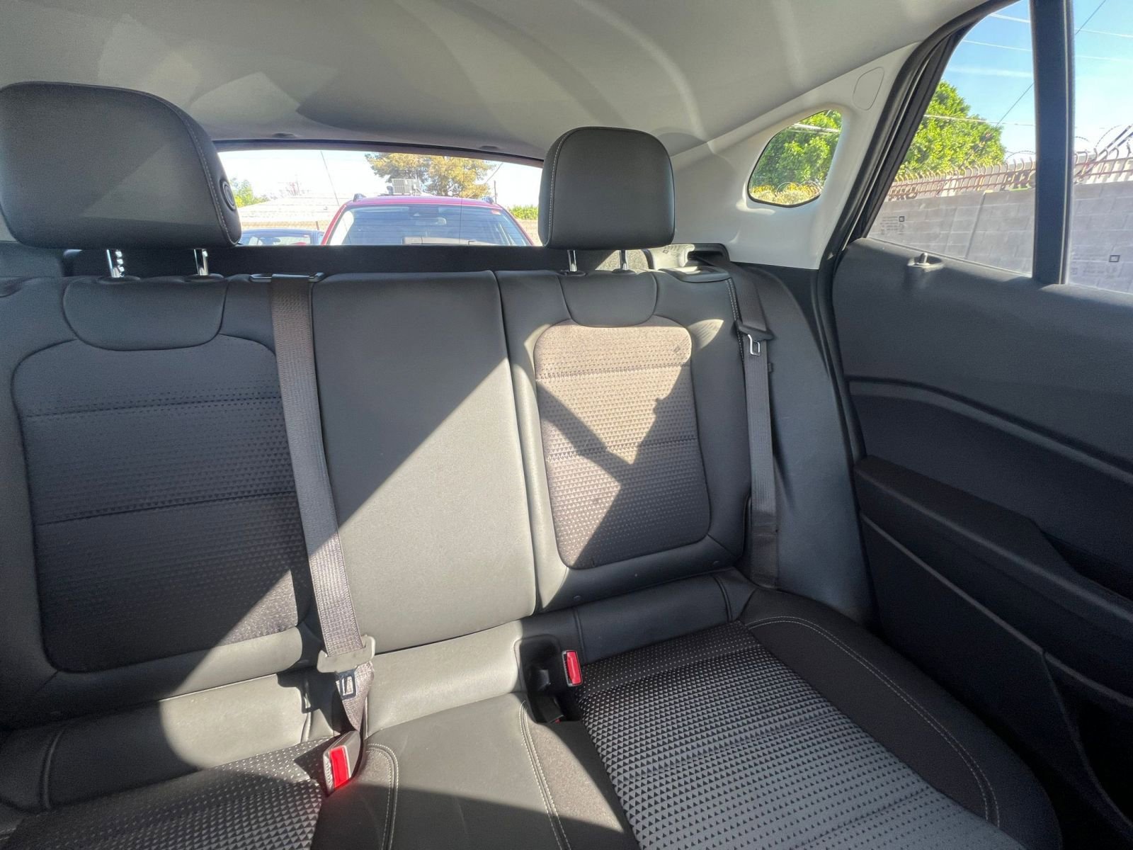 Used 2025 Chevrolet Trax LT FWD image 37
