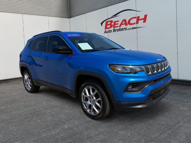 Used 2022 Jeep Compass Latitude w/ Sun and Sound Group AWD/4WD image 3
