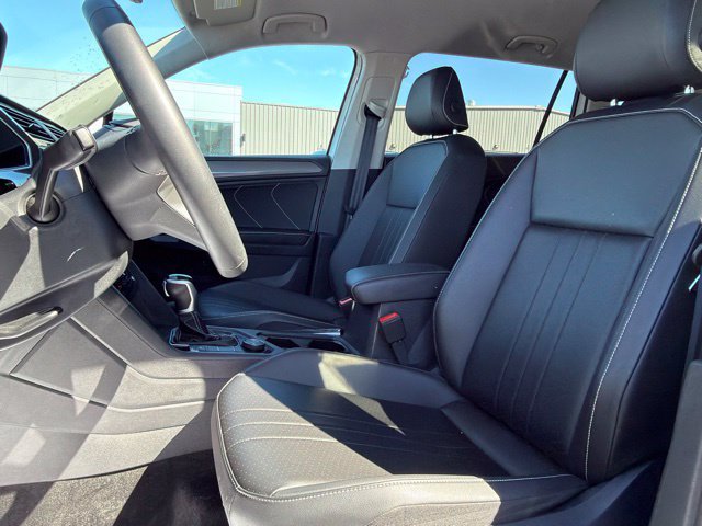 Used 2024 Volkswagen Tiguan SE AWD/4WD image 15